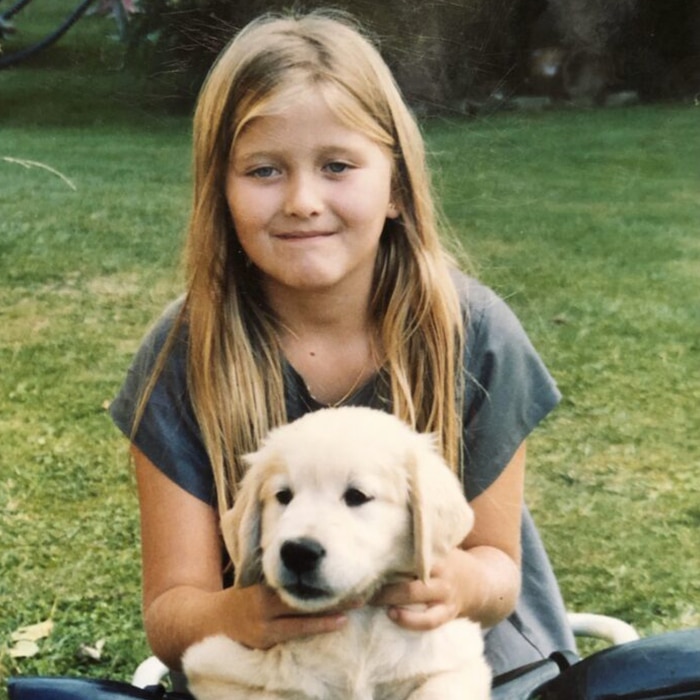 jeune éducatrice canin et golden retriever chiot